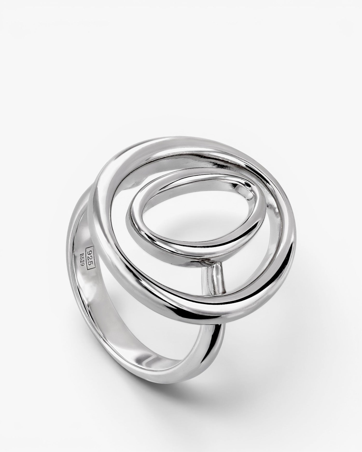 De grandes bagues en forme de deux cercles ovales et en argent simple