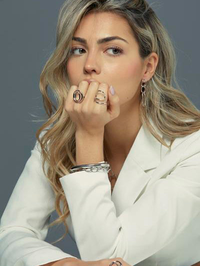 Anillos grandes en forma de dos circulos ovalados y plata lisa