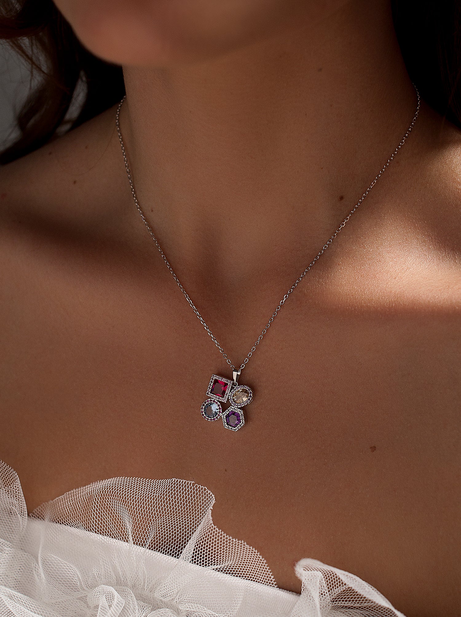 Collares con piedras antracita  charoita y circonitas