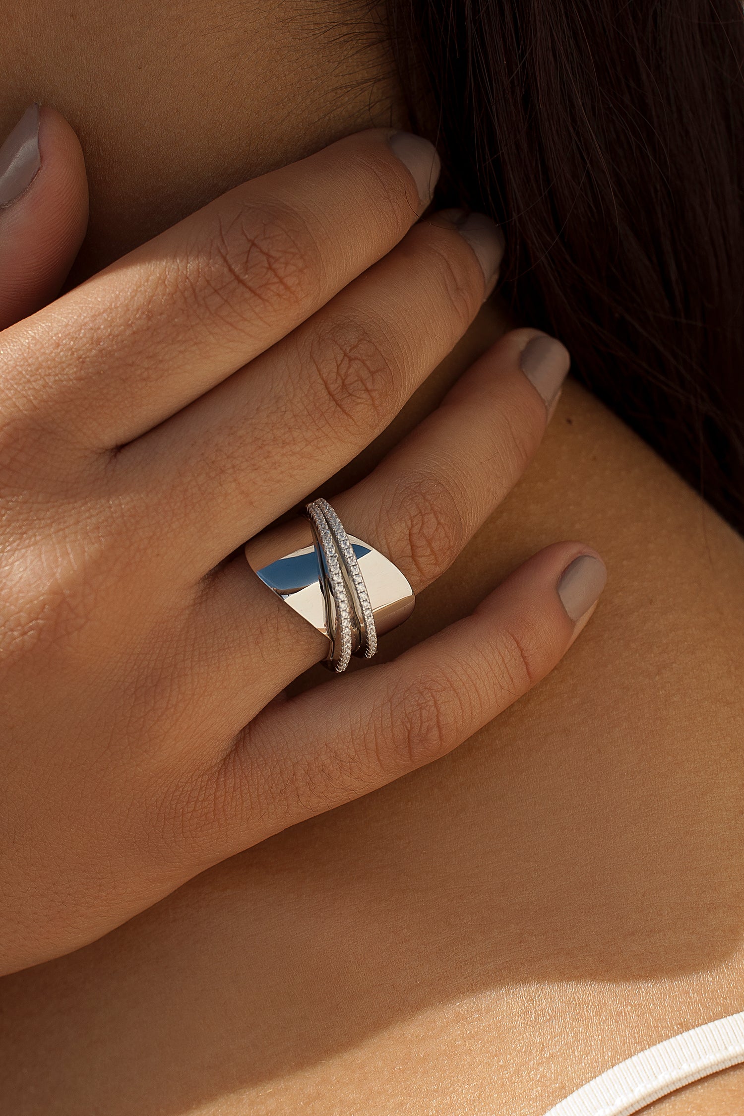 Anillos anchos formados por cuatro carriles y circonitas