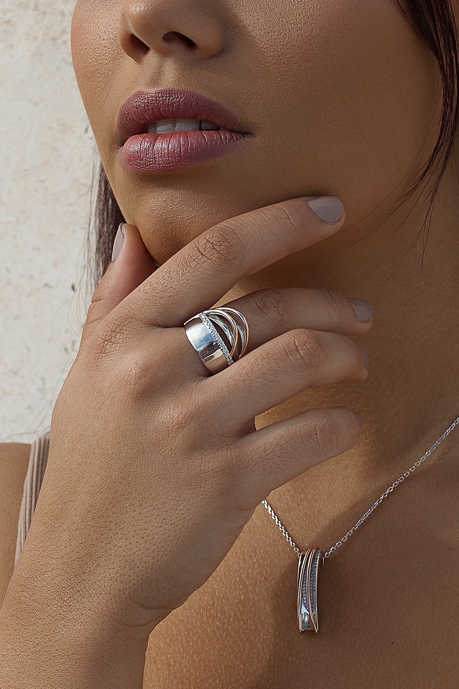 Anillos anchos con carriles bicolores y circonitas