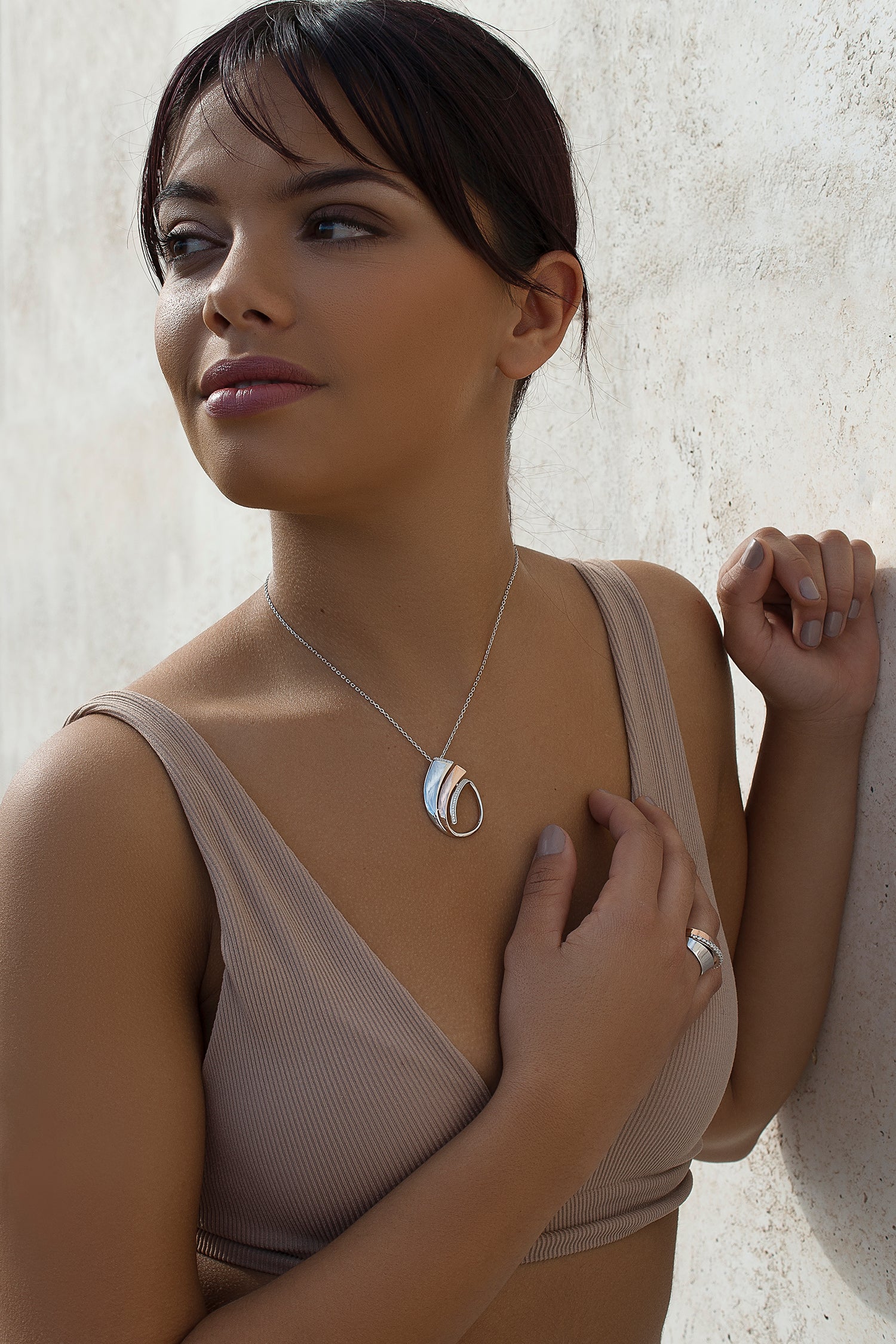 Anillos anchos diseño de tres carriles irregulares y circonitas