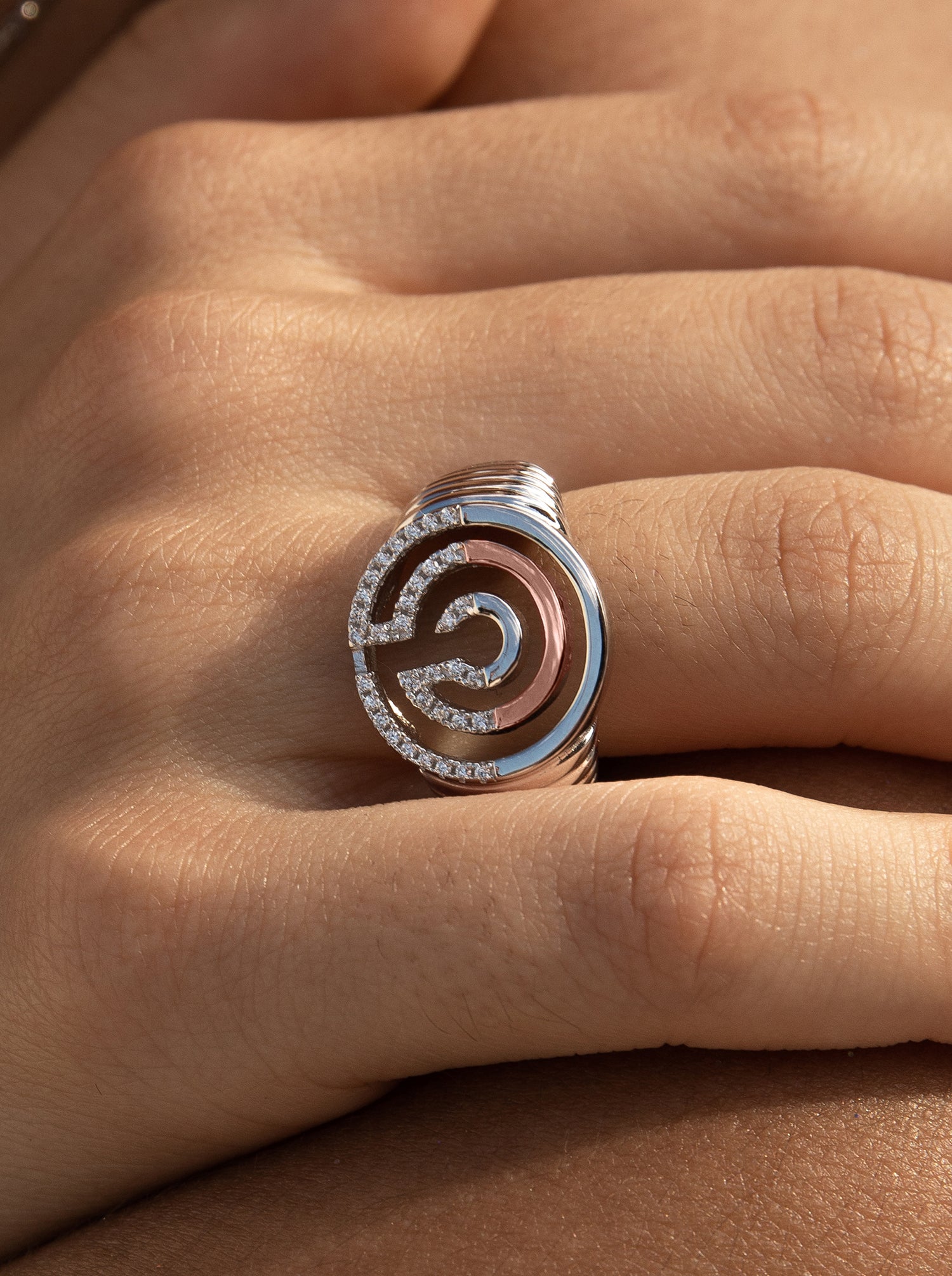 Anillos circonitas diseño en forma de ''c''