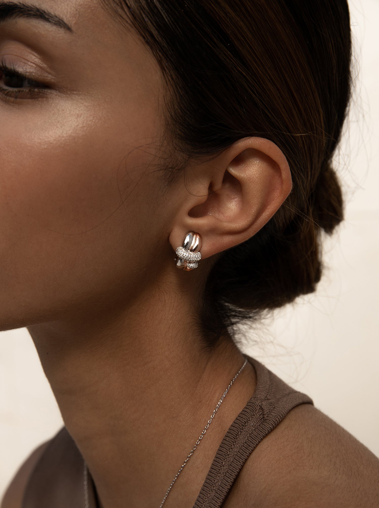 Boucles d'oreilles bicolore design irrégulier entouré d'un rail de zircons