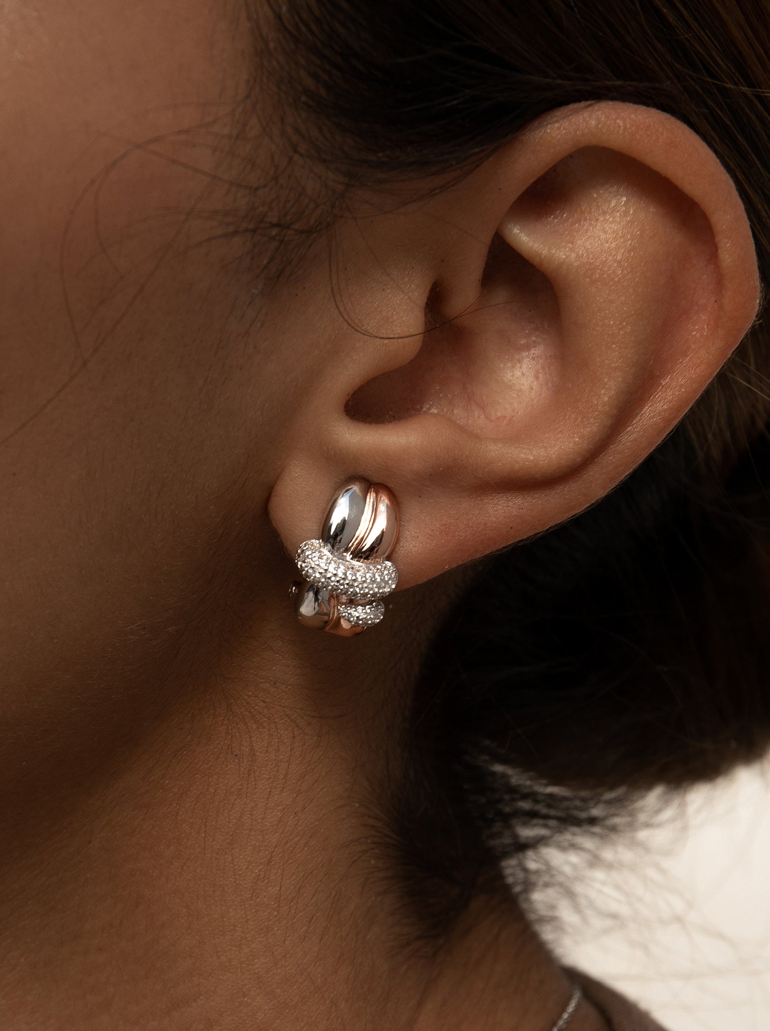 Boucles d'oreilles bicolore design irrégulier entouré d'un rail de zircons