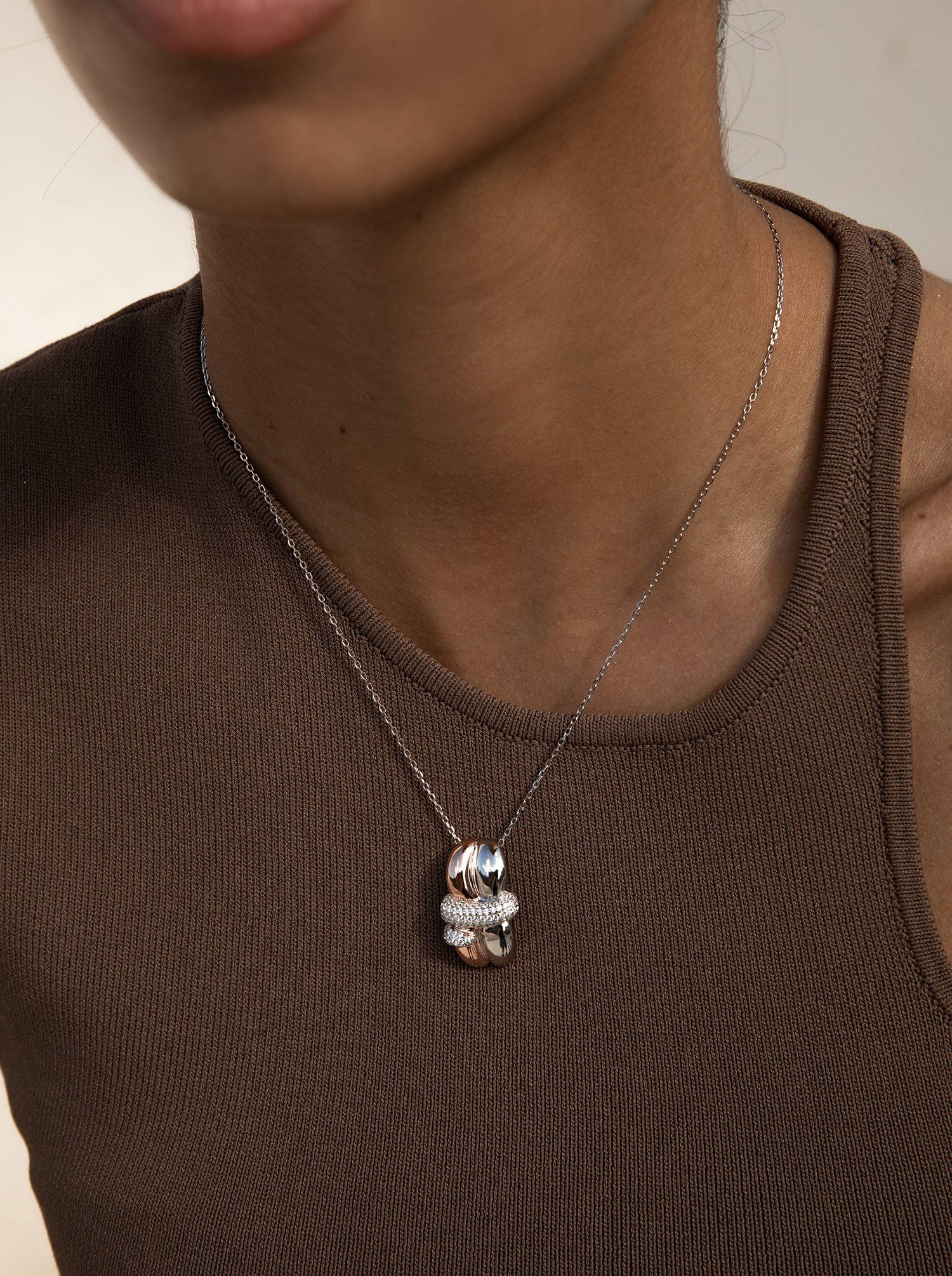 colliers pendentifs design irrégulier entouré d'un rail de zircons