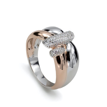 Anillos bicolor diseño irregular abrazados por un carril de circonitas