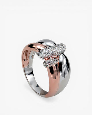 Anillos bicolor diseño irregular abrazados por un carril de circonitas