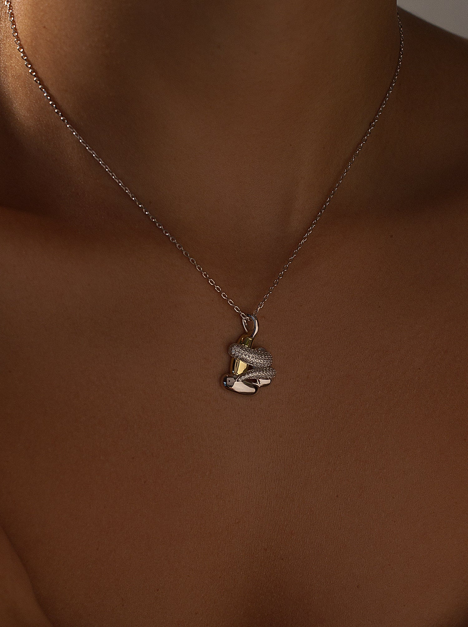 Collares con colgantes diseño irregular y bicolor con circonitas