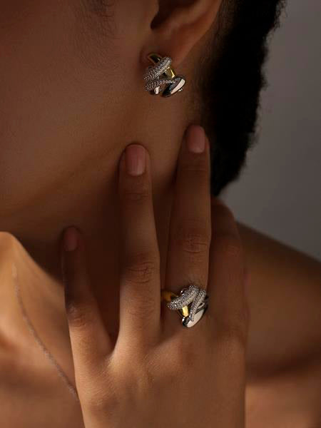 Anillos circonitas diseño bicolor y carril de circonitas