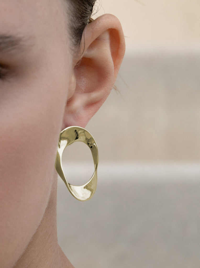 Pendientes de plata bañada en oro diseño ovalado irregular