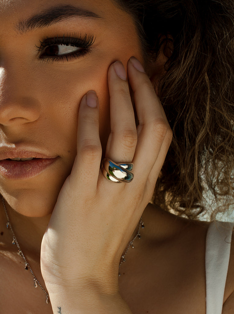 Anillos anchos diseño carriles envolventes y plata lisa