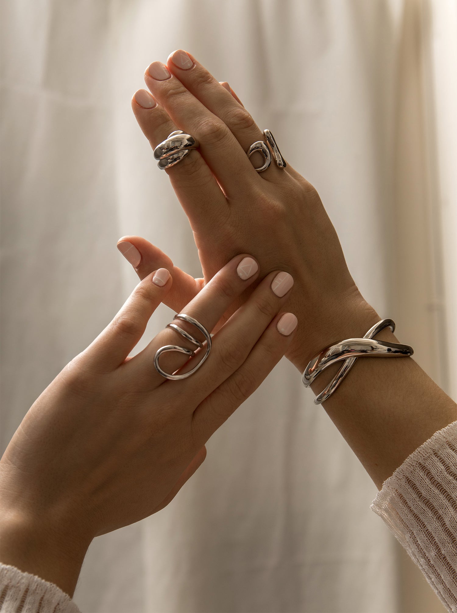 Anillos anchos diseño carriles envolventes y plata lisa