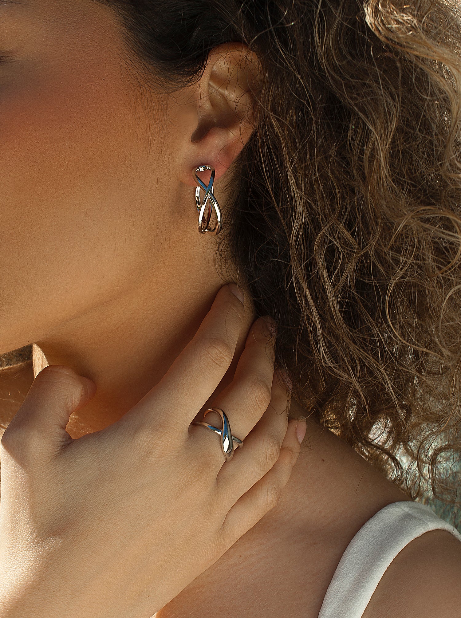 Anillos grandes doble carril entrelazado en plata lisa