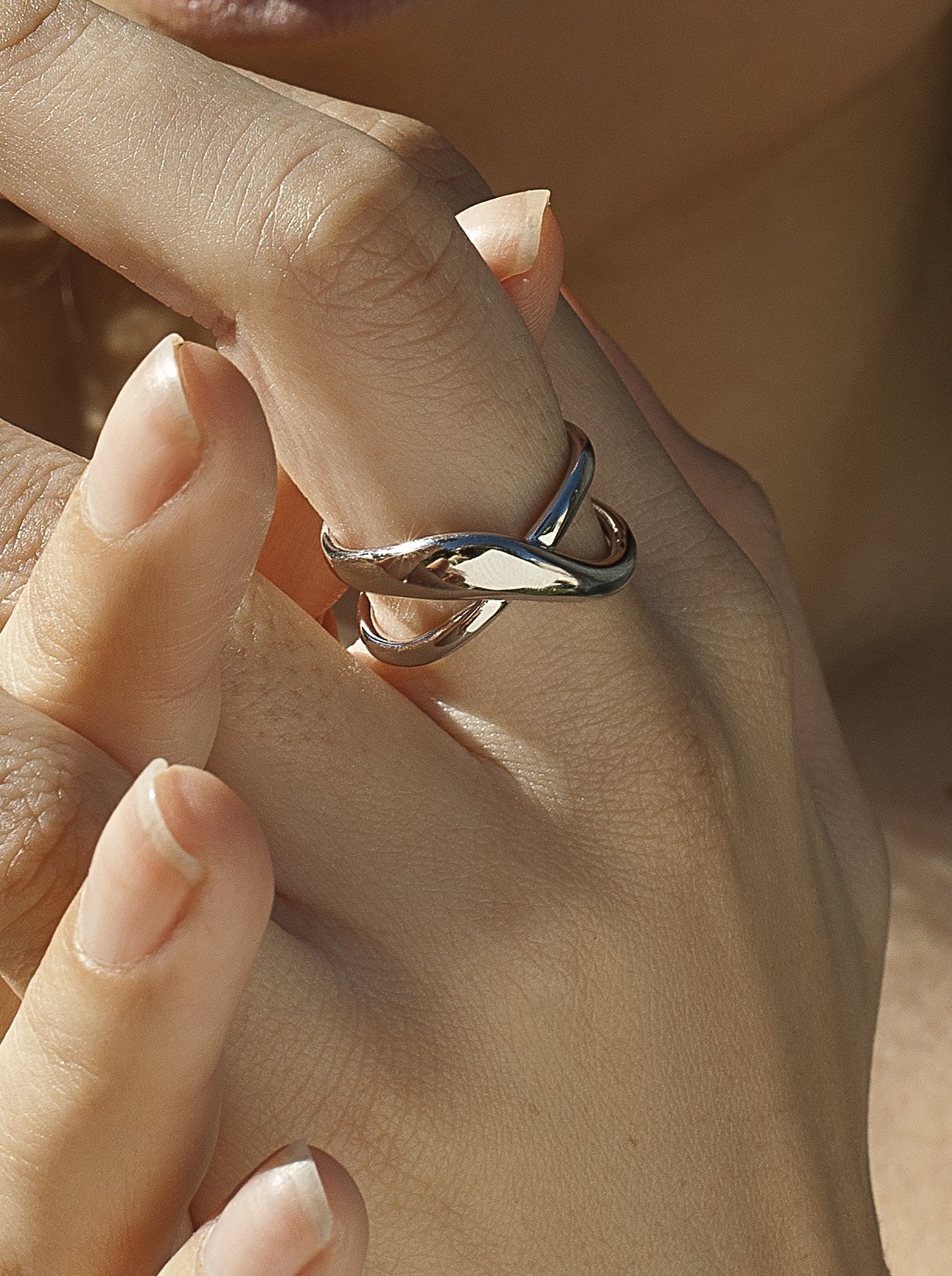 Anillos grandes doble carril entrelazado en plata lisa