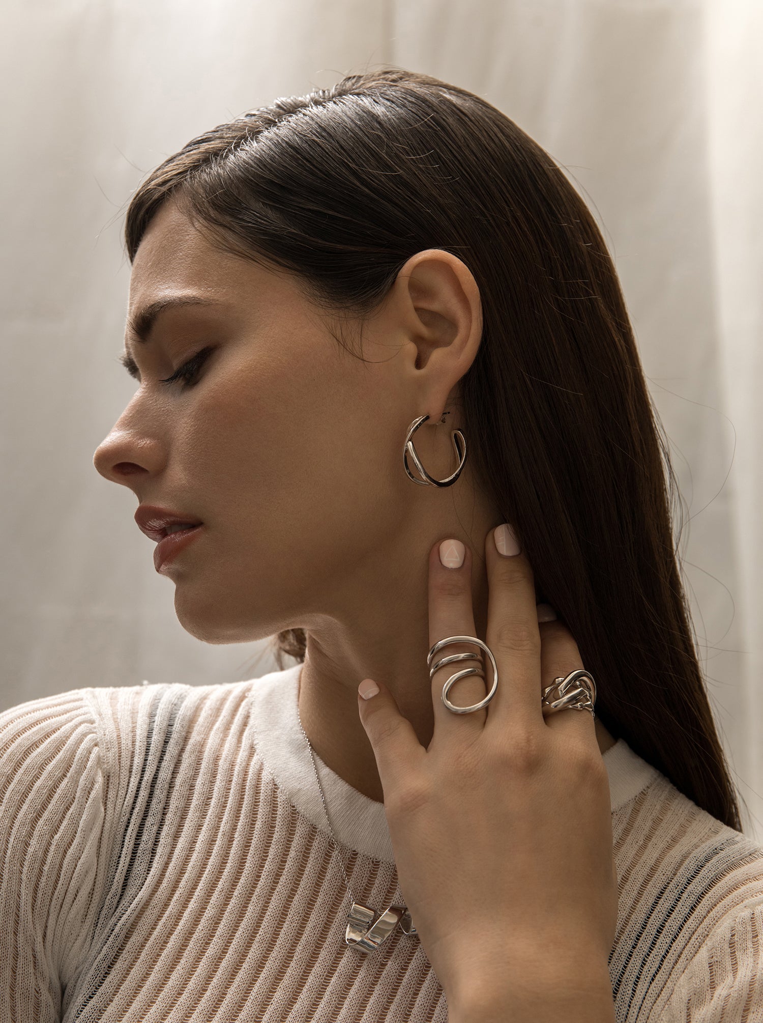 Boucles d'oreilles créoles originales avec un design à double canal entrelacé et en argent lisse