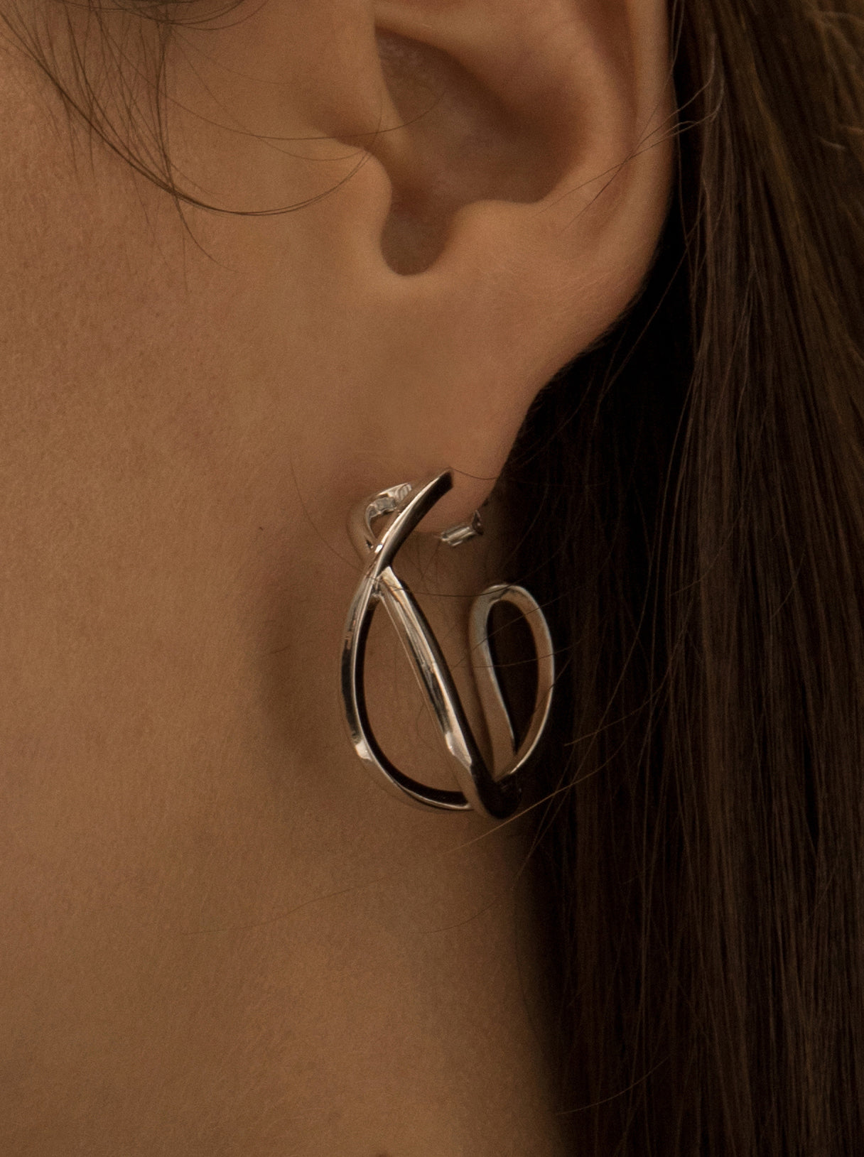 Boucles d'oreilles créoles originales avec un design à double canal entrelacé et en argent lisse