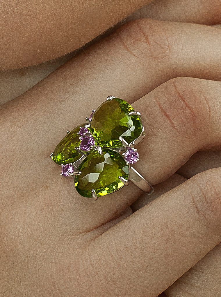 Anillos con piedras en tonos verdes y circonitas