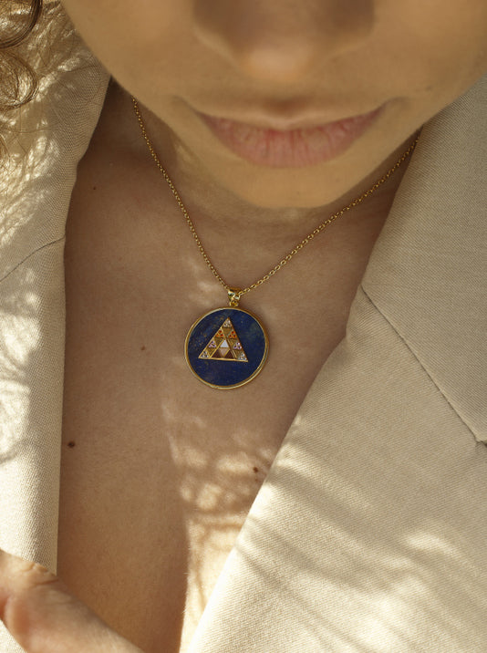 Collar medalla motivo piramide lapislzuli y circonitas