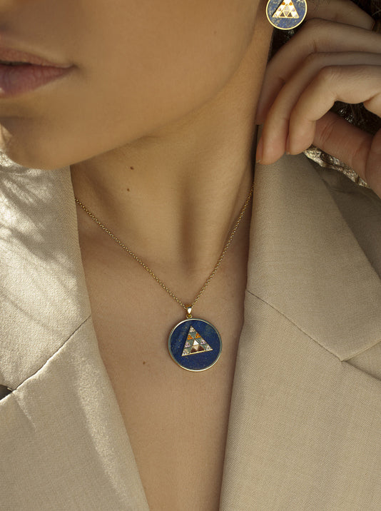 Collar medalla motivo piramide lapislzuli y circonitas