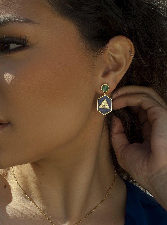 Boucles d'oreilles pendantes en argent composées de lapis-lazuli, de malachite et de zirconiums cubiques