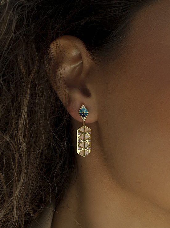 Boucles d'oreilles avec pendentifs, décor en émail plaqué or et zirconiums cubiques