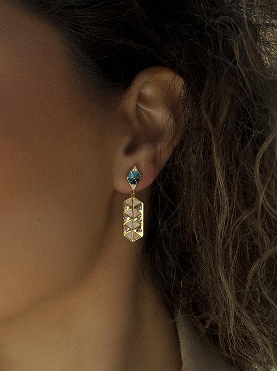 Boucles d'oreilles avec pendentifs, décor en émail plaqué or et zirconiums cubiques