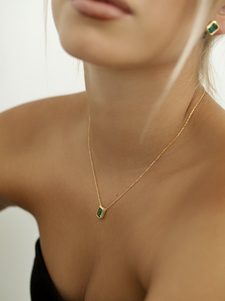 Collar de plata 925 bañada en oro con colgante turquesa rectangular