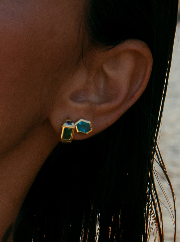 Pendientes pequeños con piedra hexagonal baño dorado tono aguamarina