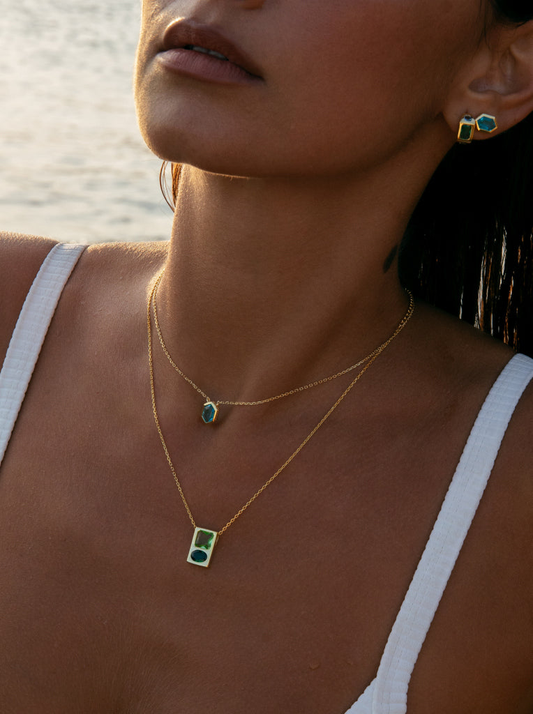 Collar con piedra hexagonal baño dorado tono aguamarina