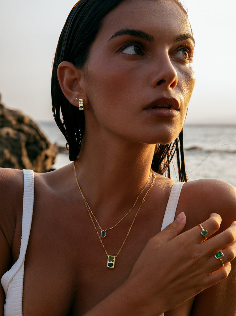 Collar con piedra hexagonal baño dorado tono aguamarina