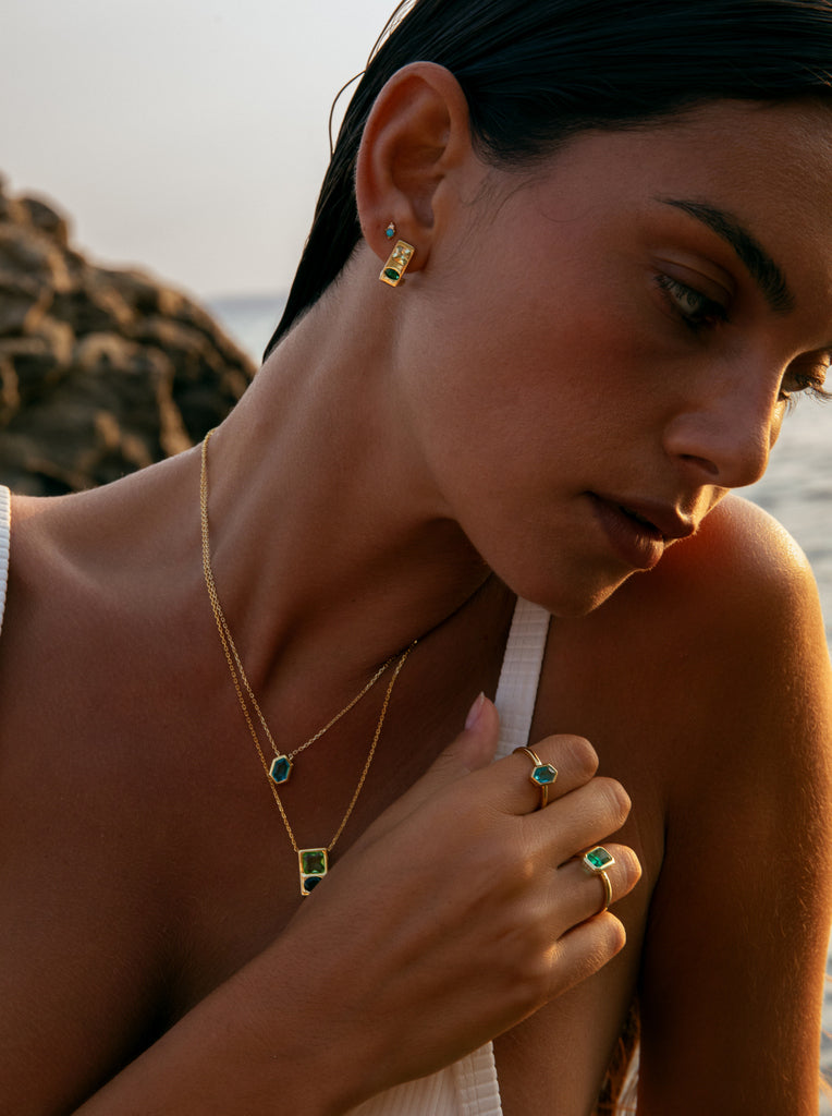 Collar con piedra hexagonal baño dorado tono aguamarina