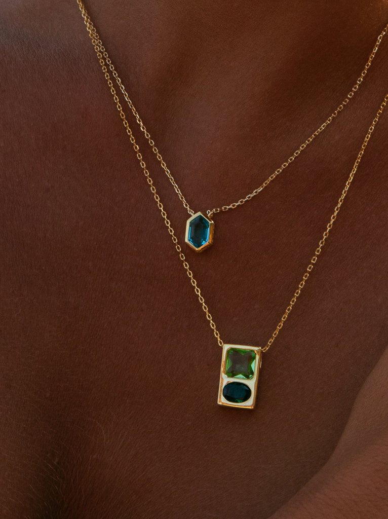 Collar con piedra hexagonal baño dorado tono aguamarina