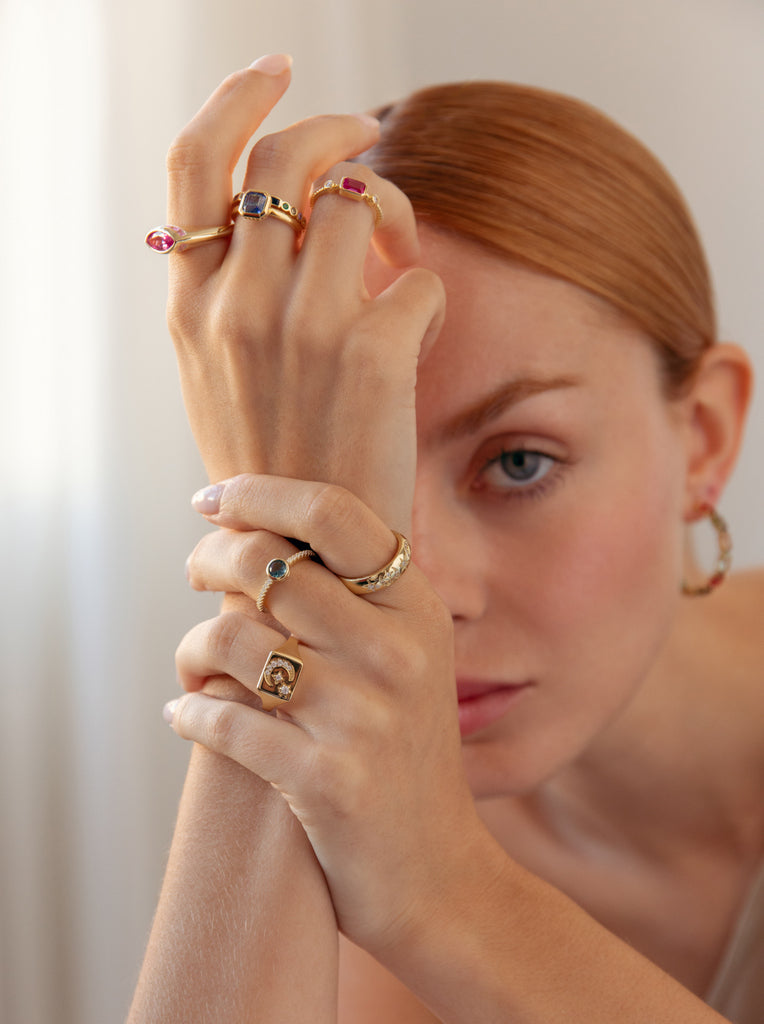 Anillos finos de plata con gema tono calcedonia y circonitas