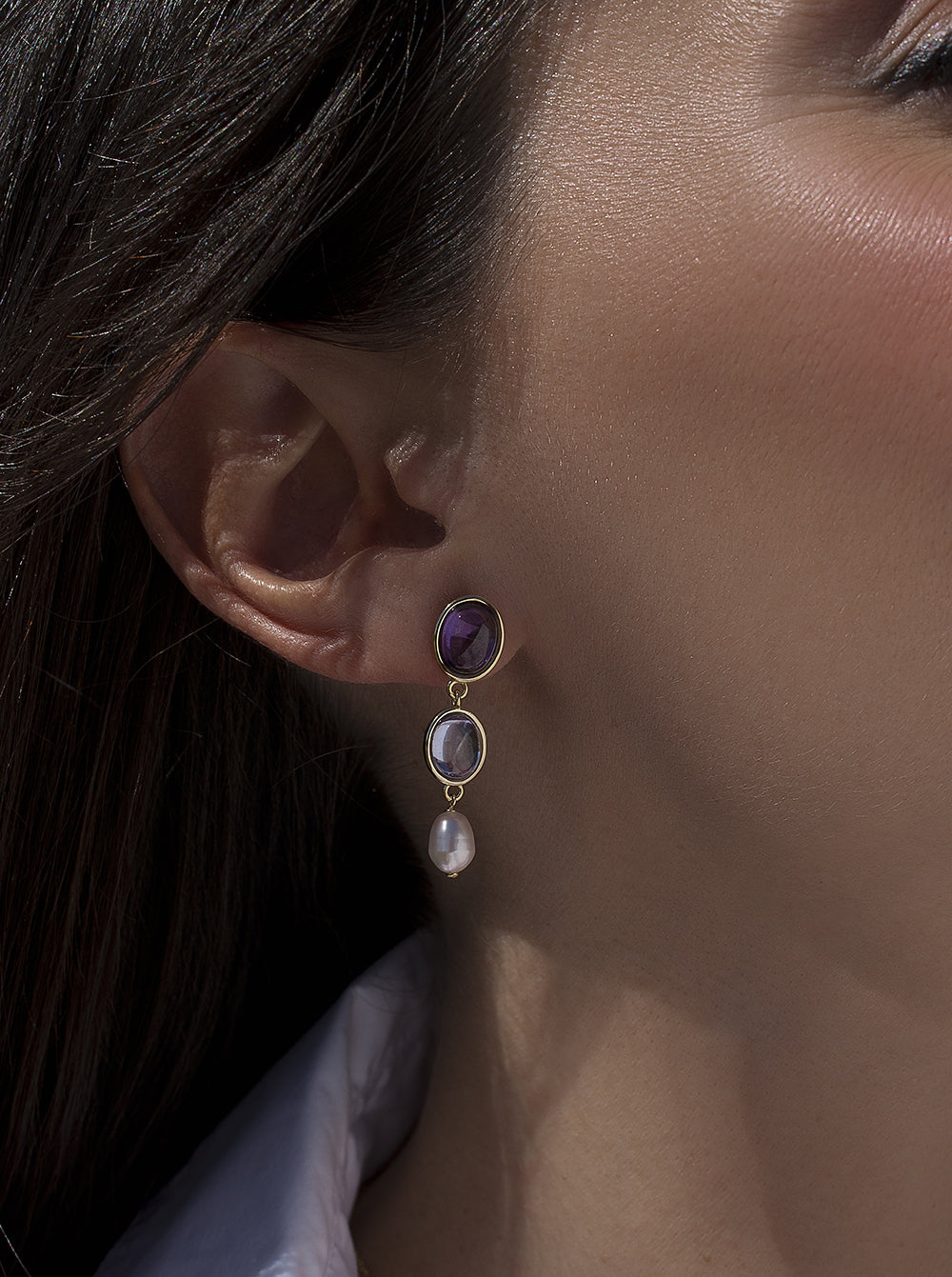 Earrings with amethyst and pearl colored stones