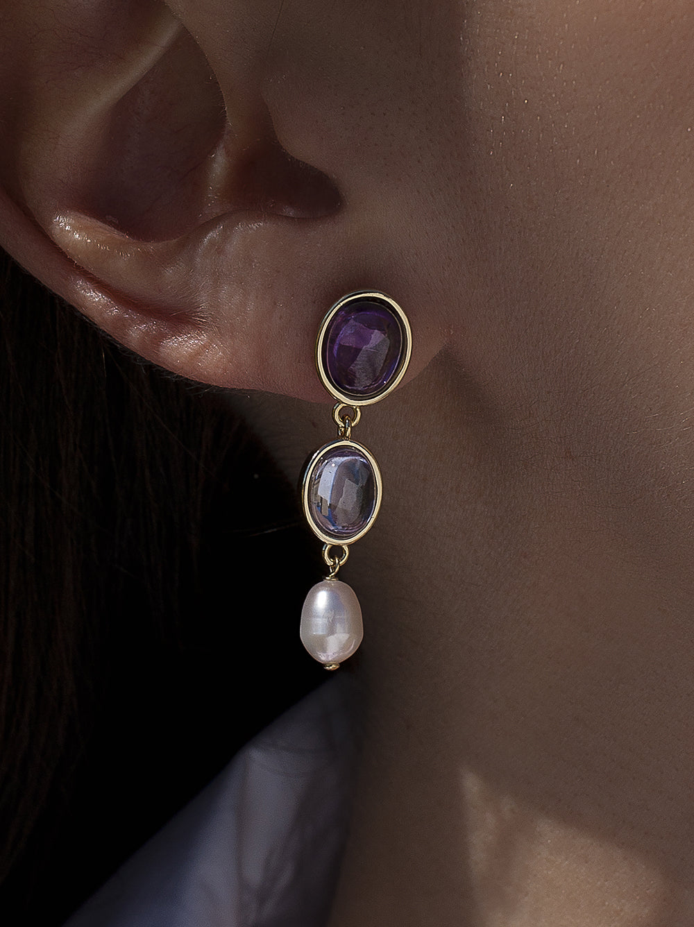 Earrings with amethyst and pearl colored stones
