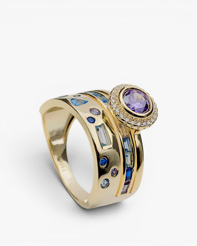 Anillo ancho de plata bañada en oro con gemas de colores tonos lilas