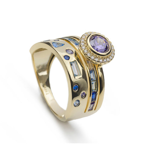 Anillo ancho de plata bañada en oro con gemas de colores tonos lilas