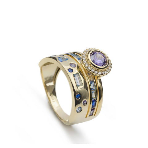 Anillo ancho de plata bañada en oro con gemas de colores tonos lilas