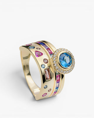 Anillo ancho de plata bañada en oro con gemas de colores tonos azules