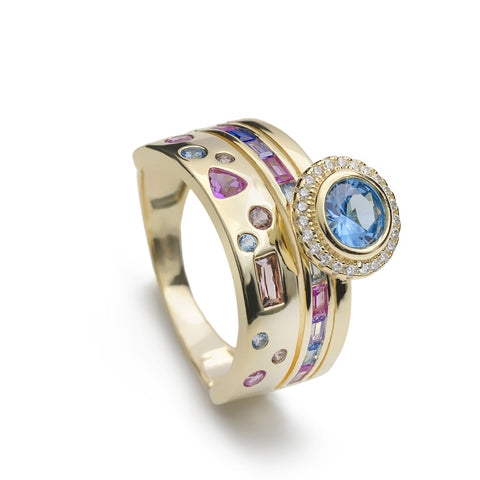 Anillo ancho de plata bañada en oro con gemas de colores tonos azules