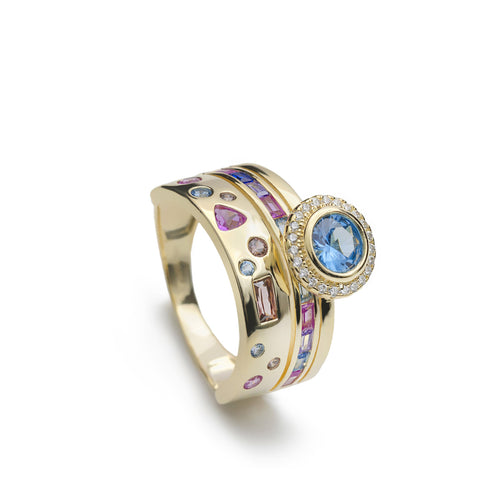 Anillo ancho de plata bañada en oro con gemas de colores tonos azules