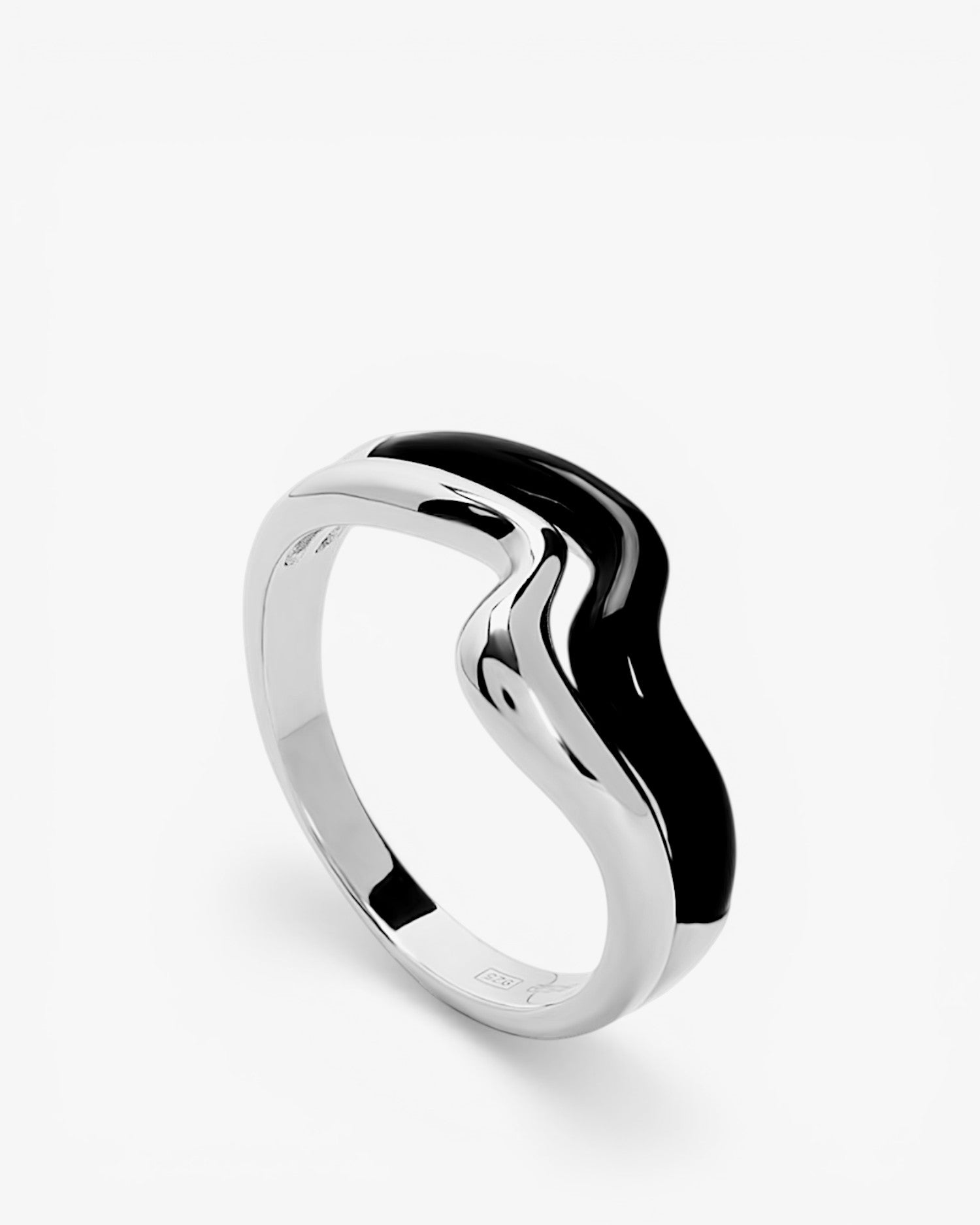 Anillos de diseño estilo ondulado y esmalte negro