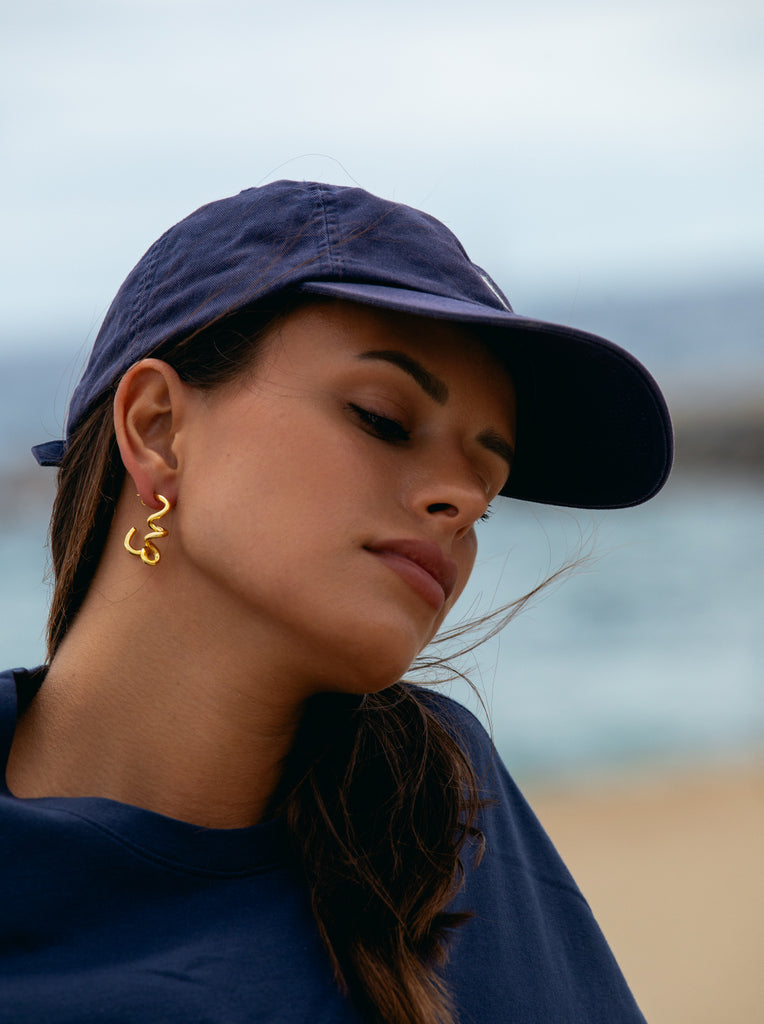 Boucles d'oreilles créoles originales en argent plaqué or avec un motif en spirale