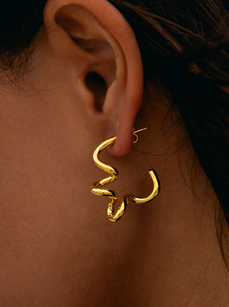 Boucles d'oreilles créoles originales en argent plaqué or avec un motif en spirale