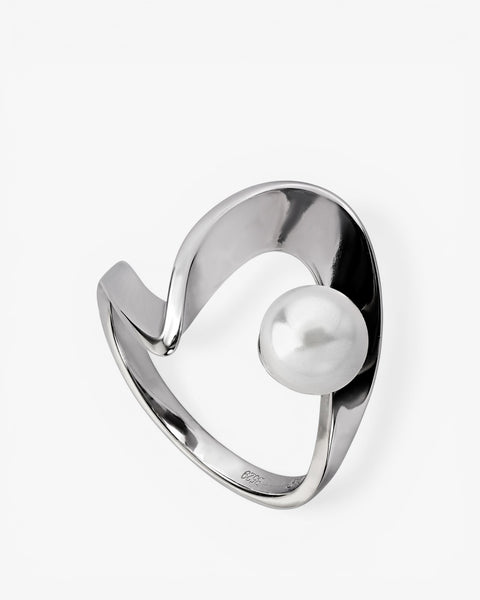 Rings with a serpentine design pearl and one pearl