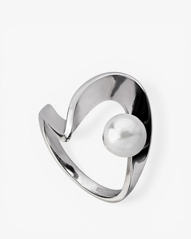 Bagues ornées d'une perle au design serpentin et d'une perle unique