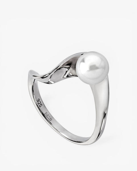 Bagues ornées de perles argentées au motif ondulé