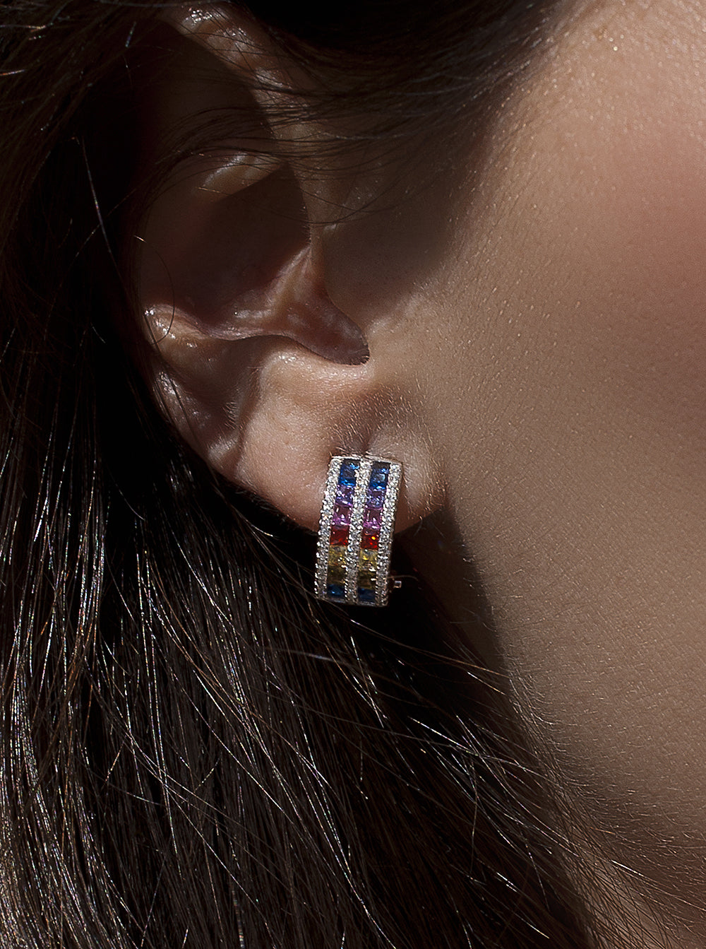Pendientes cierre omega diseño doble raíl multicolor