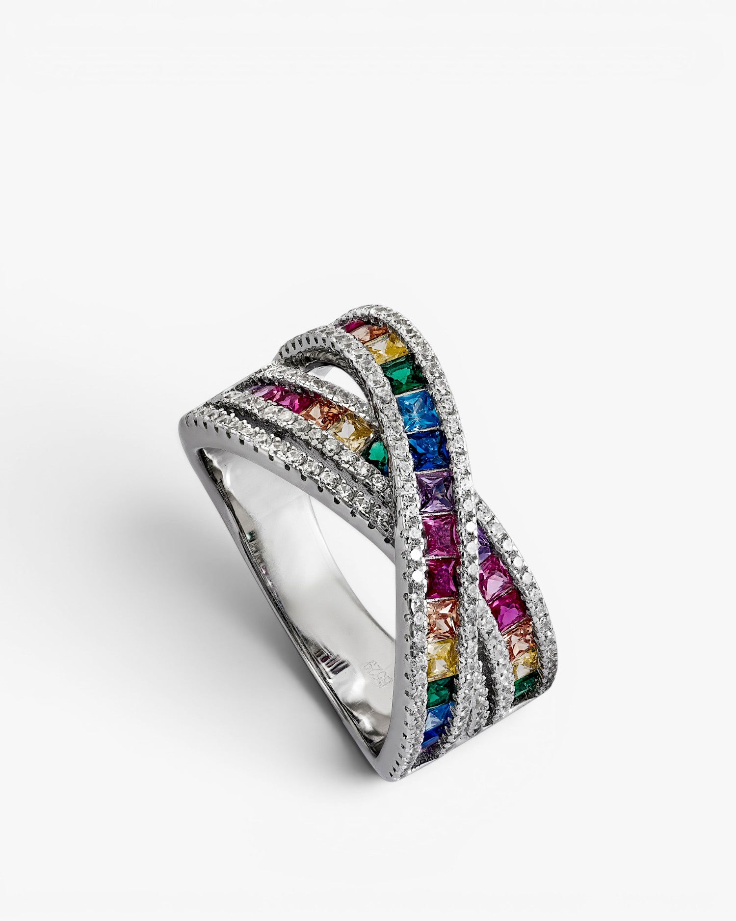 Anillo con piedras diseño raíles cruzados multicolor